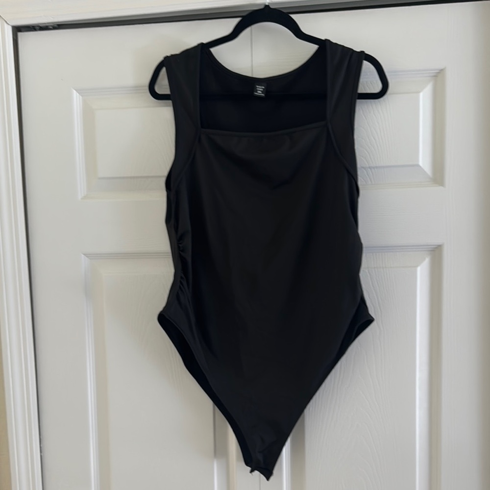 SHEIN Black Sleeveless Bodysuit